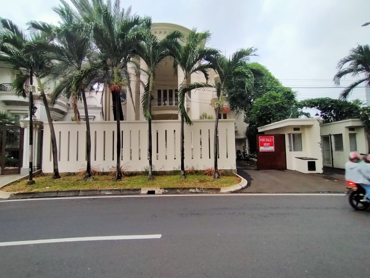 Disewakan Rumah Mewah di Pondok Indah Kondisi Semi Furnished & Private Pool